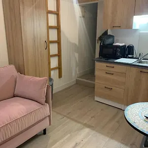 https://chez-caroline.hotels-rhonealpes.com